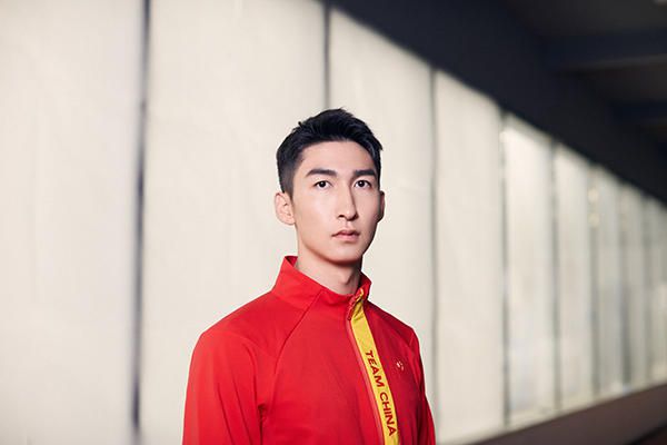 而混合动力机器人（注入了人类意识的人形机器人）的出现使游戏规则发生了改变。