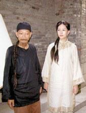 中国电影在走向国际舞台的过程中，如何通过字幕翻译既忠实传递中华文化的精髓，又能跨越语言障碍获得海外观众的共鸣，成为制作海外版本时面临的核心难题。