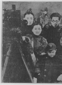 电影近日发布兄弟同行版预告，简单而自然的文光式自我介绍温暖入人心，兄弟间争执背后其实是以爱 《本杰明·巴顿奇事》剧照曝光 故事情节值得期待 2008-10-28 《本杰明·巴顿奇事》剧照 《本杰明·巴顿奇事》改编自斯科特·菲茨杰拉德的同名小说，故事的主人公是个叫做本杰明·巴顿（布拉德·皮特饰）的怪人。